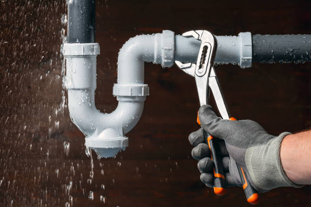 Professional Emergency Plumber technician working in Yorktown, TX
